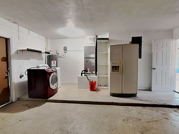 3rd image of 1016 Manchester Cir