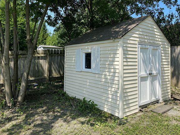 5th image of 172 Placid Ave