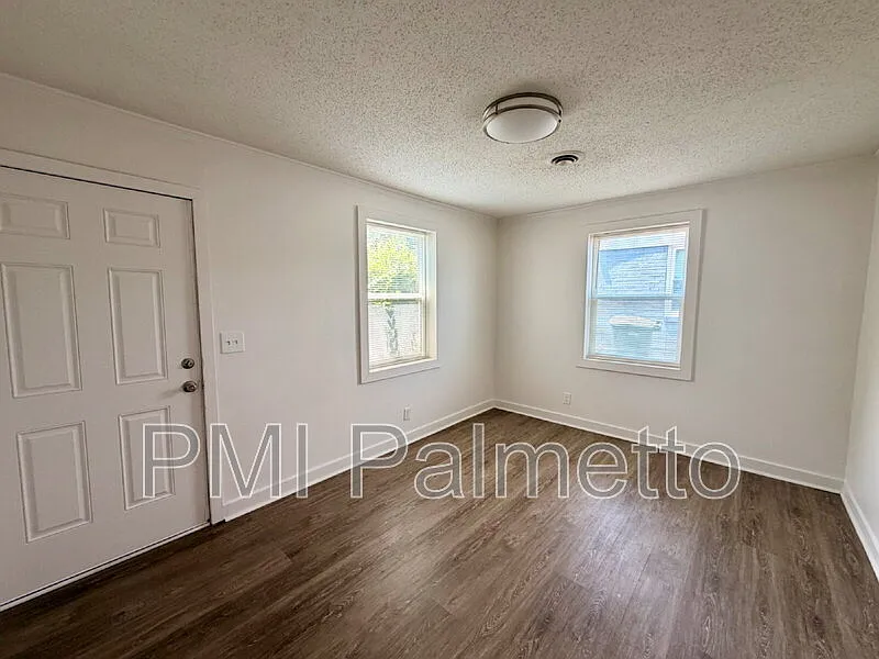 2 bed, 1.0 bath, $1,100 — Photo 2