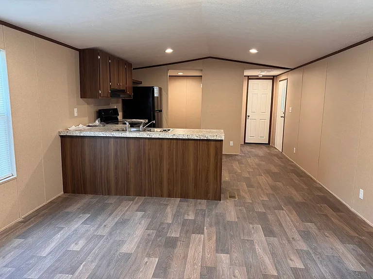 112 Harold Ln — Photo 3
