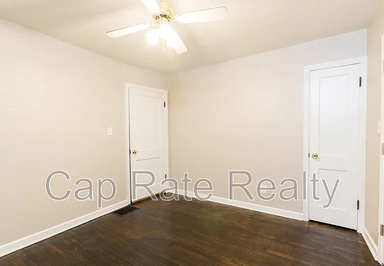 324 S Powell Ave — Photo 3