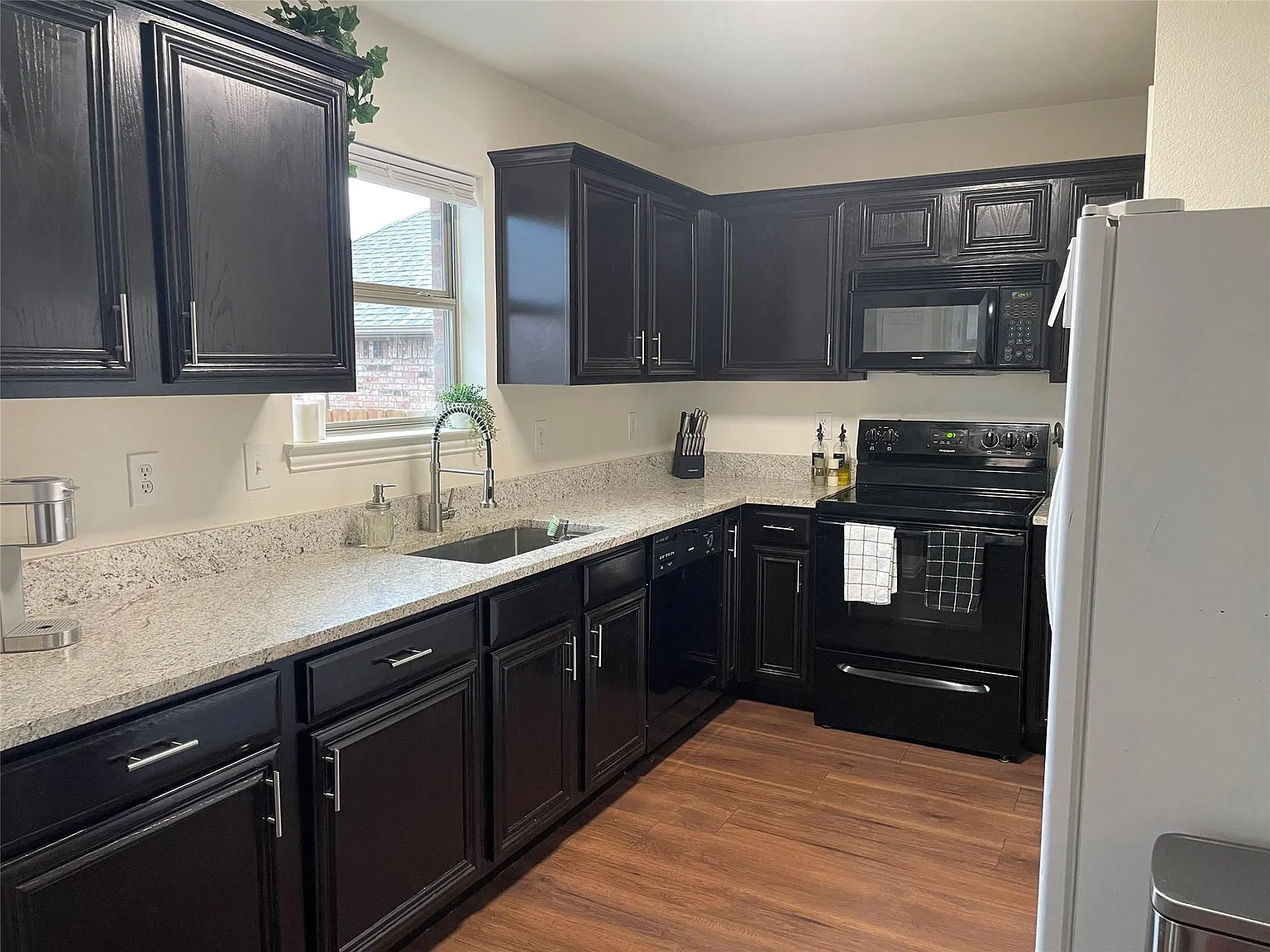3 bed, 2.5 bath, 1346 sqft, $2,000 — Photo 2