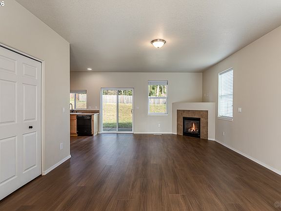 5th image of 926 NE Sunset Ct