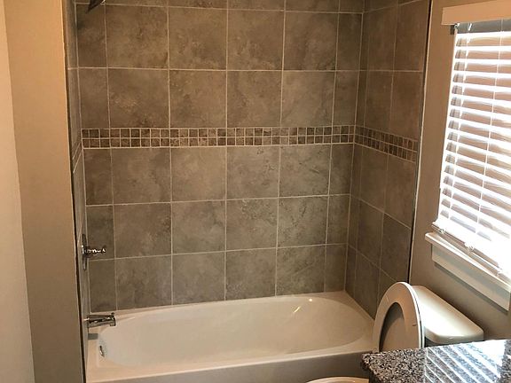 Main full bath with granite countertops