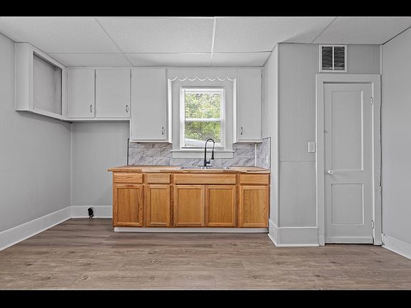 3rd image of 811 Lindsey St