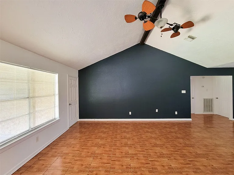 409 S Travis St — Photo 17