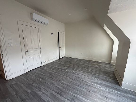 4th image of 113 E Philadelphia St #5