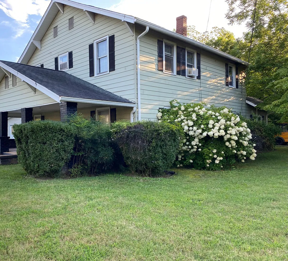 Front Yard - 131 1st Ave N #B