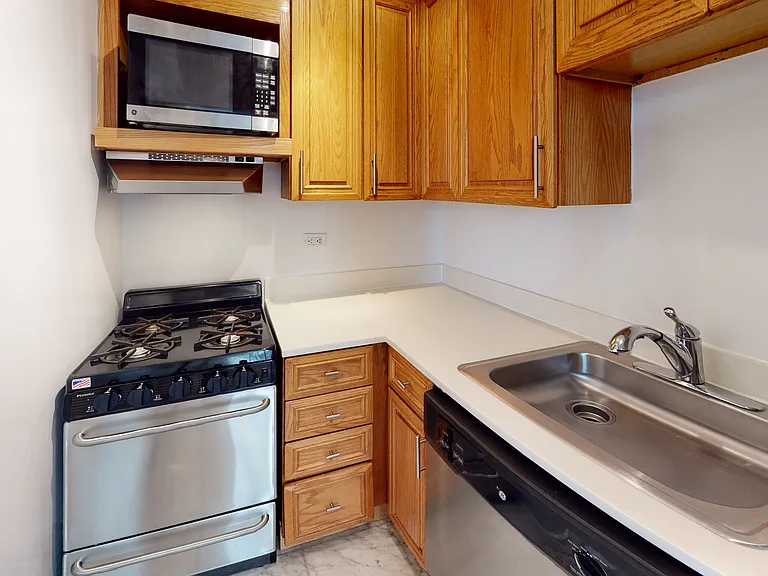 305 W 13th St #5L — Photo 6