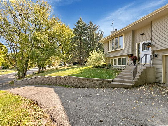 2nd image of 212 Mississippi Dr