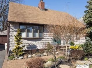 54 Riverside Ave, Merrick, NY 11566