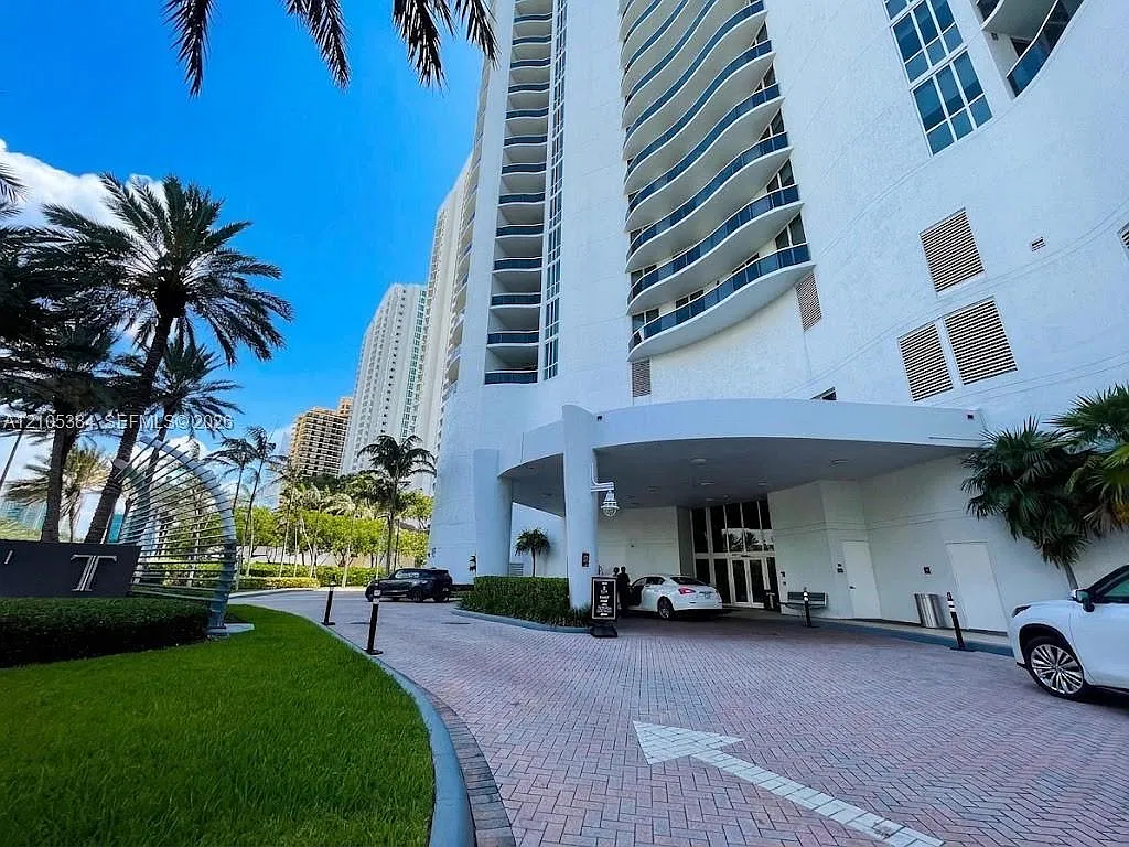 Tdr Tower I Condo — Photo 2