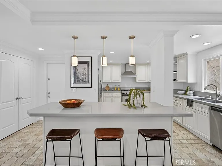 431 Nyes Pl — Photo 6