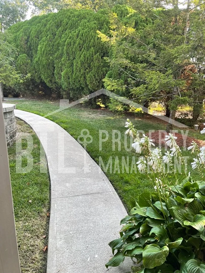 Beautiful Two Bedroom Condo in Palace View Place — Photo 3