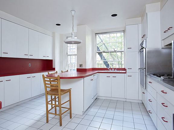 3rd image of 164 E 72nd St APT 3C
