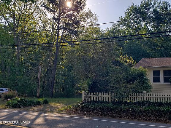 4th image of 689 Freehold Road