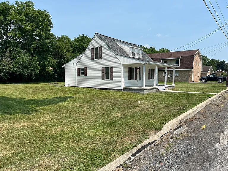 328 Tyrone St — Photo 38
