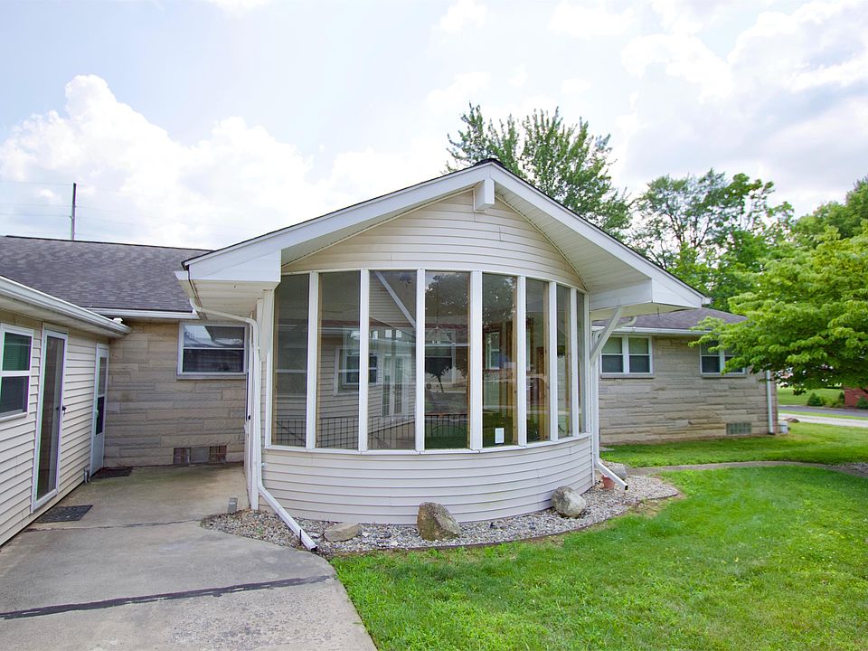 Shared screened in room with yard space with all tenants on property