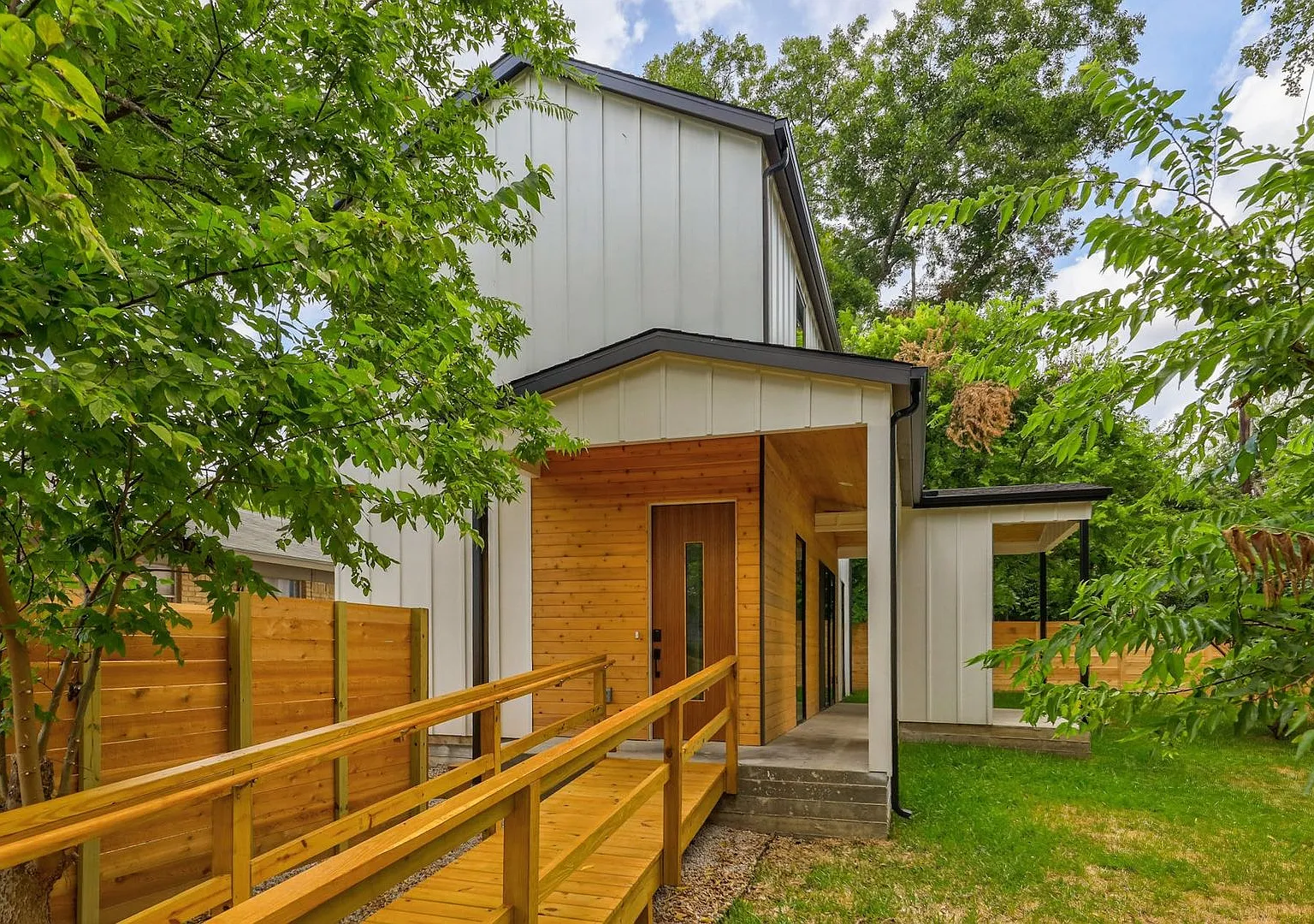 Modern and Cozy Retreat in Austin's coveted Windsor Park neighborhood! — Photo 3