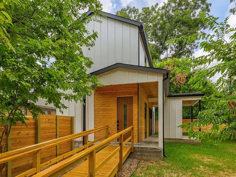 2104 Columbia Cv #B — Photo 3
