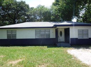 1121 Meyers St, Clute, TX 77531
