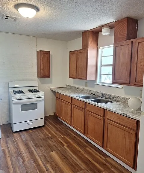 712 S Chapman Ave — Photo 4