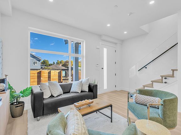 5th image of 4587 Knight St #2