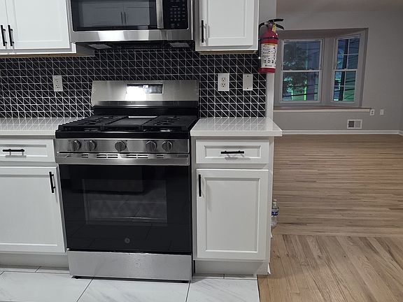 5th image of 306 Marshall St Floor 2