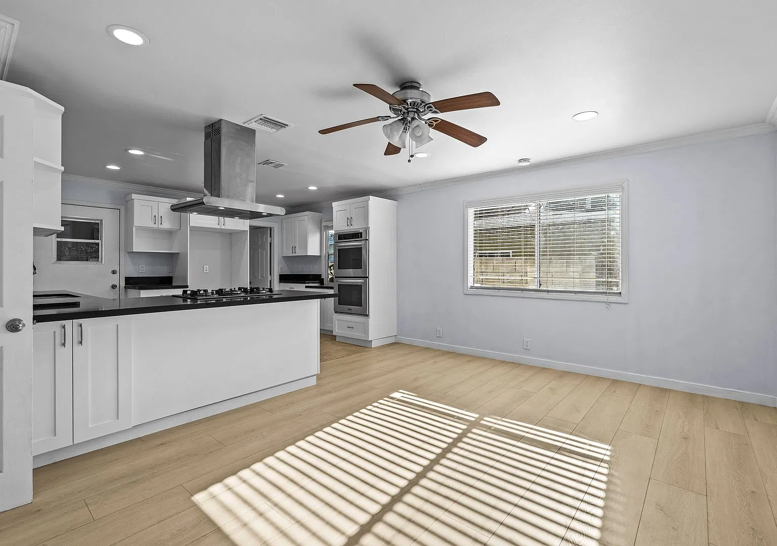 Spacious 3-Bedroom Home with Modern Comforts & Private Patio in Van Nuys — Photo 4