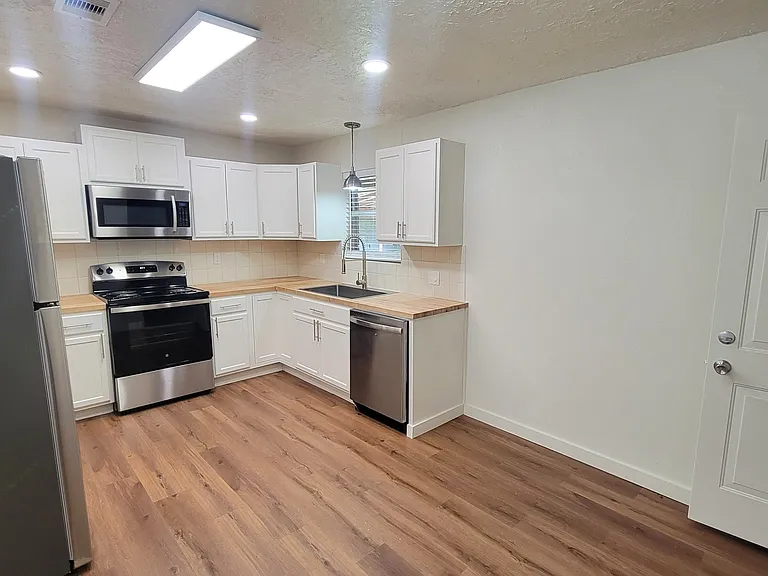 2100 Hill Top Ct #1 — Photo 20