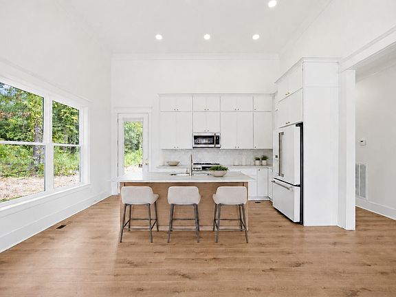 5th image of 358 Thomas Rd