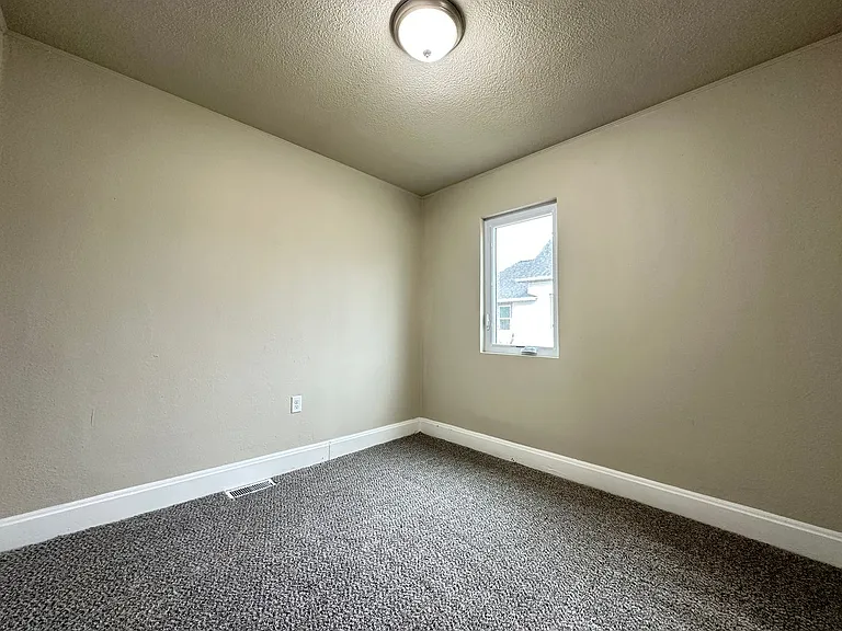 107 W Sycamore St — Photo 11