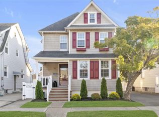 30 Windsor Pl, Lynbrook, NY 11563