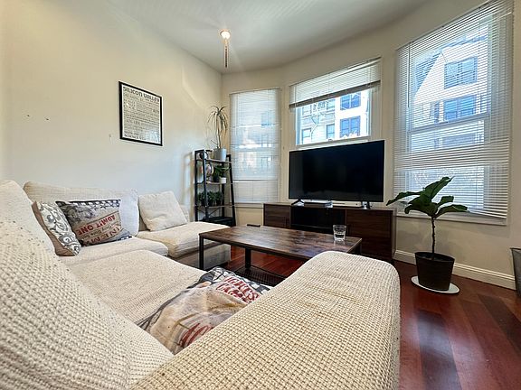 4th image of 1551 Larkin St Room 12