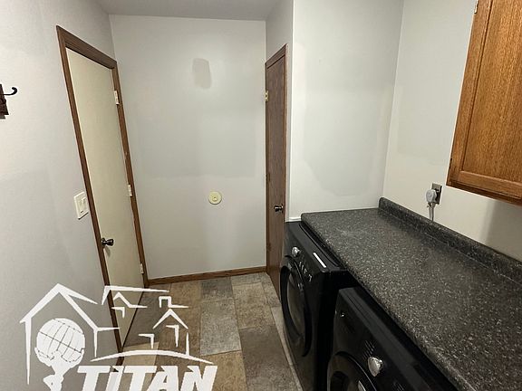 5th image of 2780 Village Ln