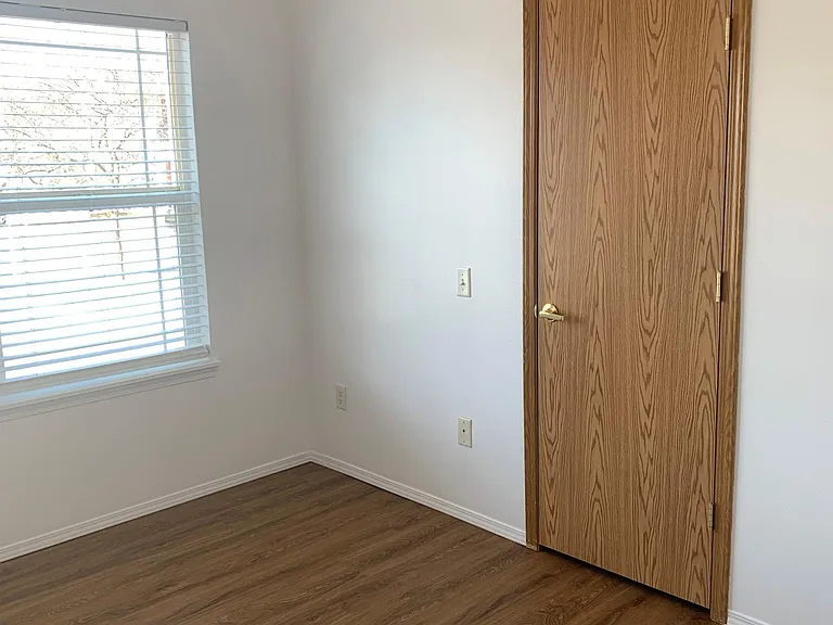 2111 E White Oak Ct — Photo 5