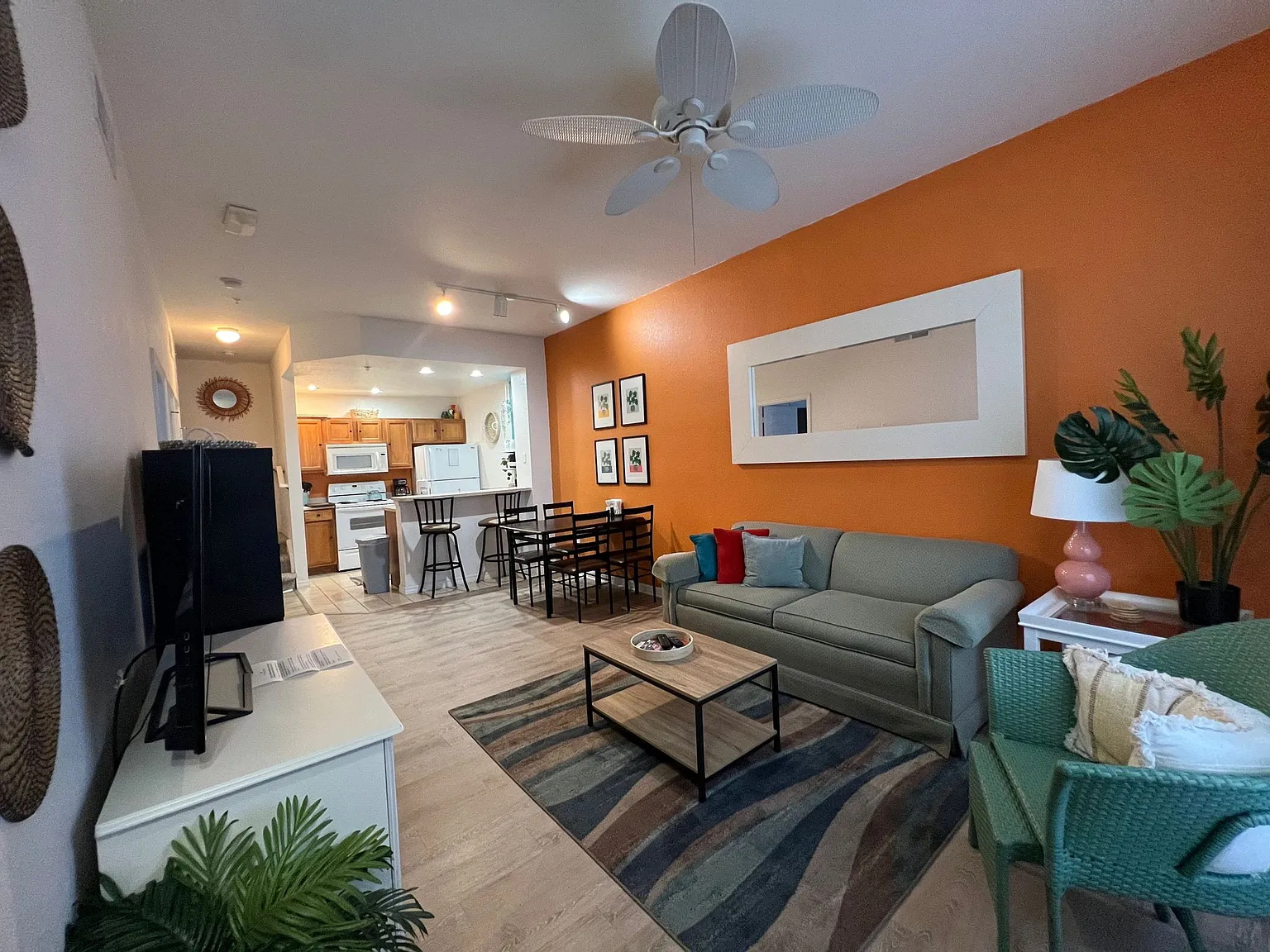 3 bed, 1296 sqft, $2,100 — Photo 4