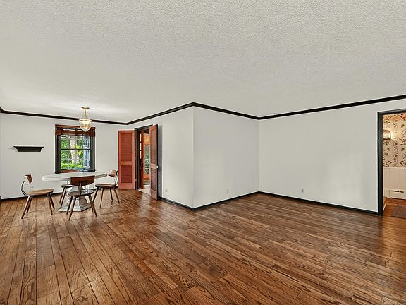 5th image of 2645 Riverside Ln NE