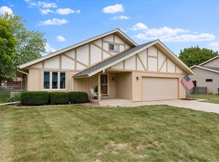 15410 W Glenora Ct, New Berlin, WI 53151