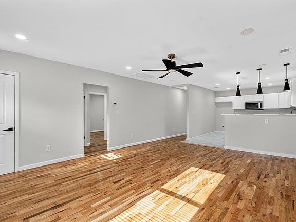 5th image of 1047 Maria St