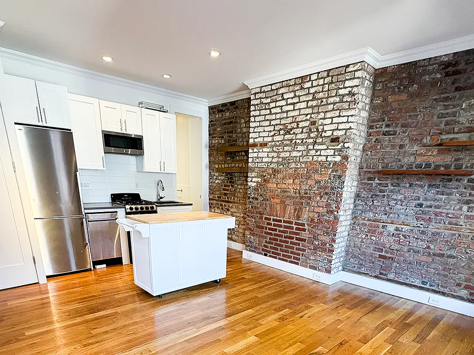 70 University Pl #8