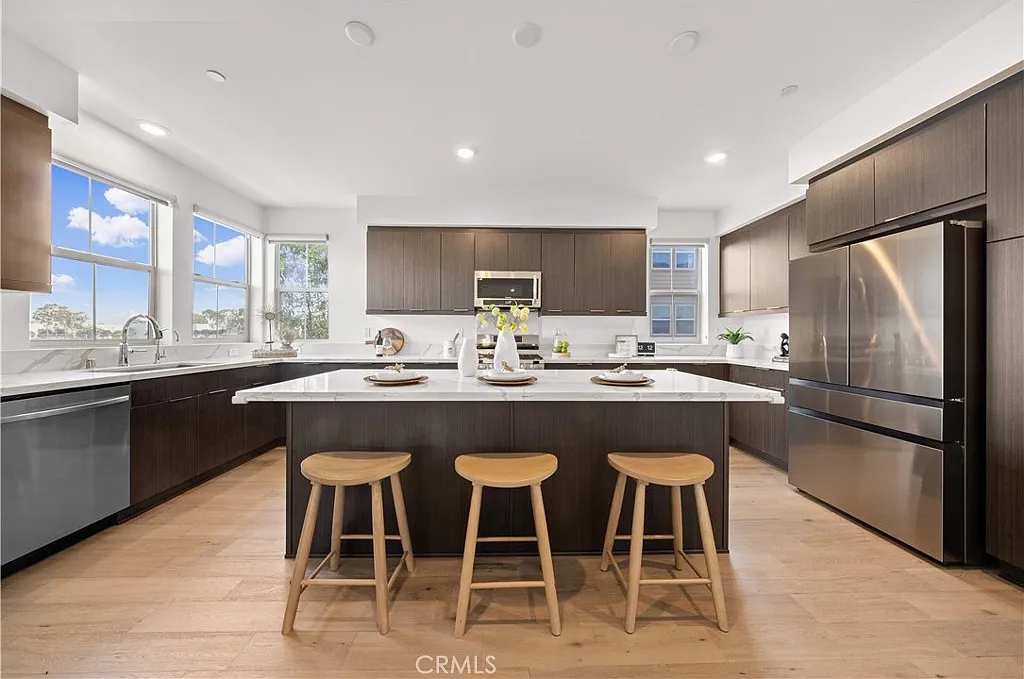 4 bed, 3.5 bath, 2037 sqft, $4,600 — Photo 4