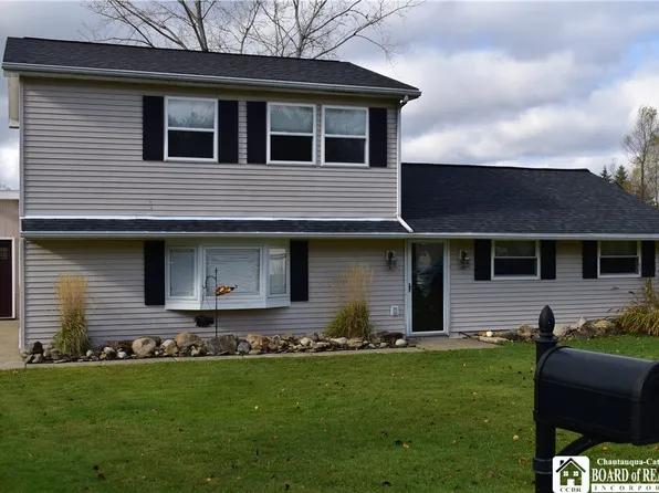 24 Deacon Dr, Arcade, NY 14009