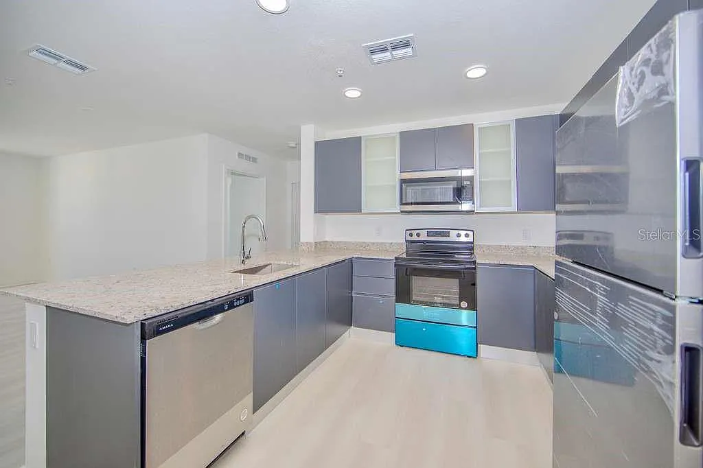 2 bed, 1023 sqft, $1,800 — Photo 2