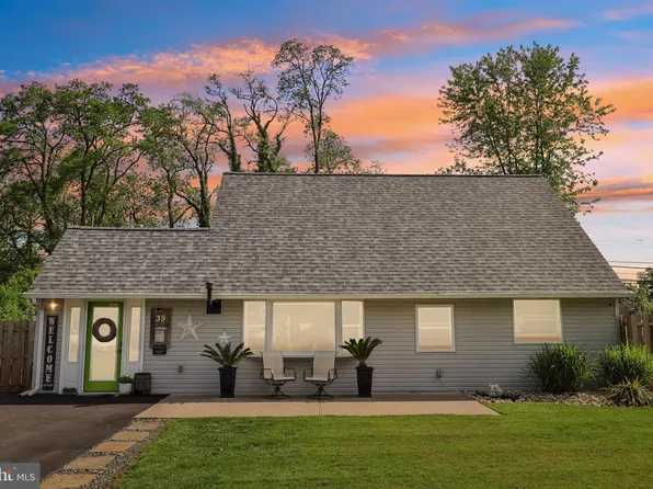 39 Village Ln, Levittown, PA 19054