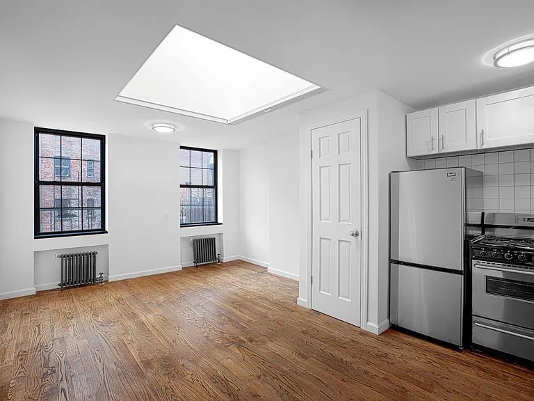 323 W 4th St #5D — Photo 2