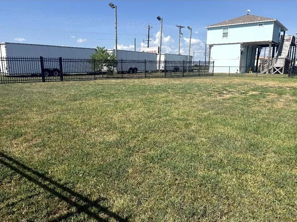 984 Bowers Ln, Crystal Beach, TX 77650