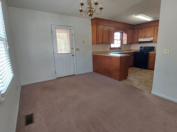 5th image of 220 Branch Hill Dr