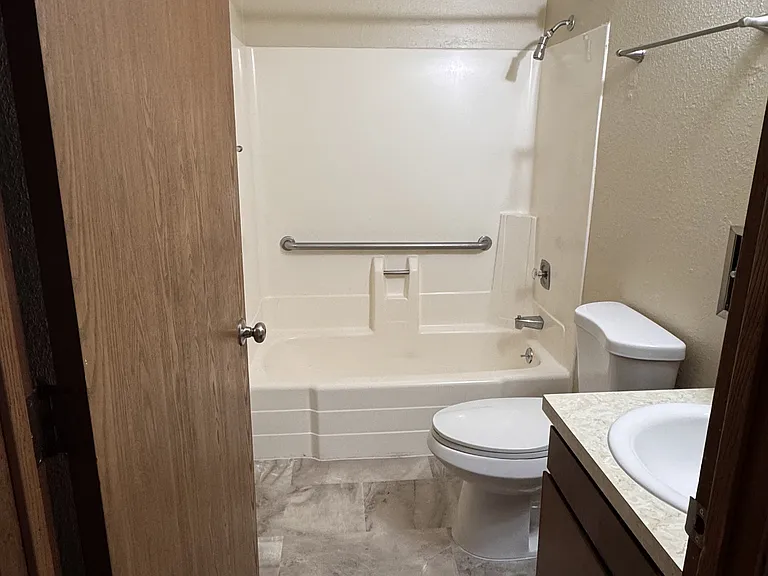 427 Hewitt Ave — Photo 6