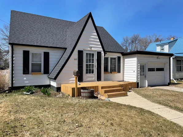 307 8th Ave NE, Roseau, MN 56751